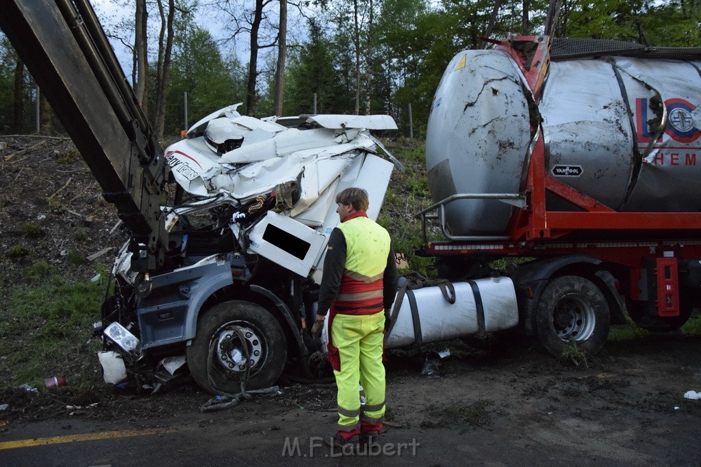 VU Gefahrgut LKW umgestuerzt A 4 Rich Koeln Hoehe AS Gummersbach P551.JPG - Miklos Laubert